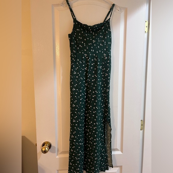 American Eagle Outfitters Dresses & Skirts - American eagle midi dress green, size small white flowers